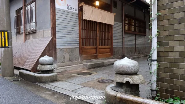 罪深き栗の店舗前に残る「湯玉」の石と石畳｜松山市の歴史を感じる目印1