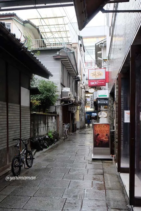 罪深き栗の店舗前に残る「湯玉」の石と石畳｜松山市の歴史を感じる目印2