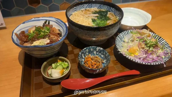 第八さつき丸(大洲市ランチ)ミニ海鮮漬け丼と温そばセット