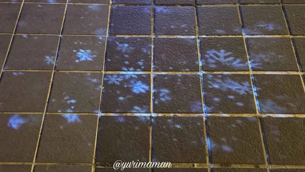 マイントピア別子イルミネーションの足元に映し出される雪のプロジェクションマッピング。 - ゆりママんブログ マイントピア別子イルミネーションの足元に映し出される雪のプロジェクションマッピング。