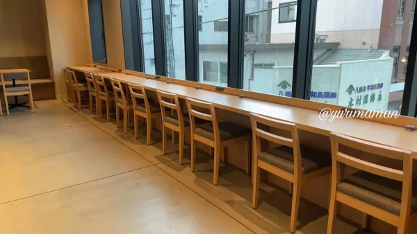 松山市電が見える席で味わうモーニング｜レフ松山市駅ホテル朝食ビュッフェ1
