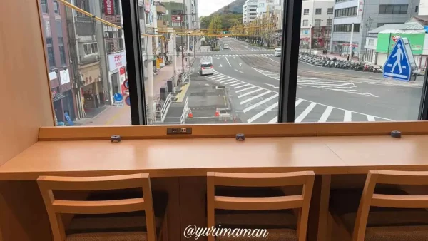 松山市電が見える席で味わうモーニング｜レフ松山市駅ホテル朝食ビュッフェ2
