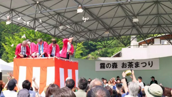 霧の森お茶まつり2024のもちまきの様子
