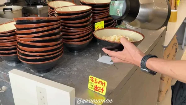 うどん山口｜出汁を自分でかけるセルフサービス