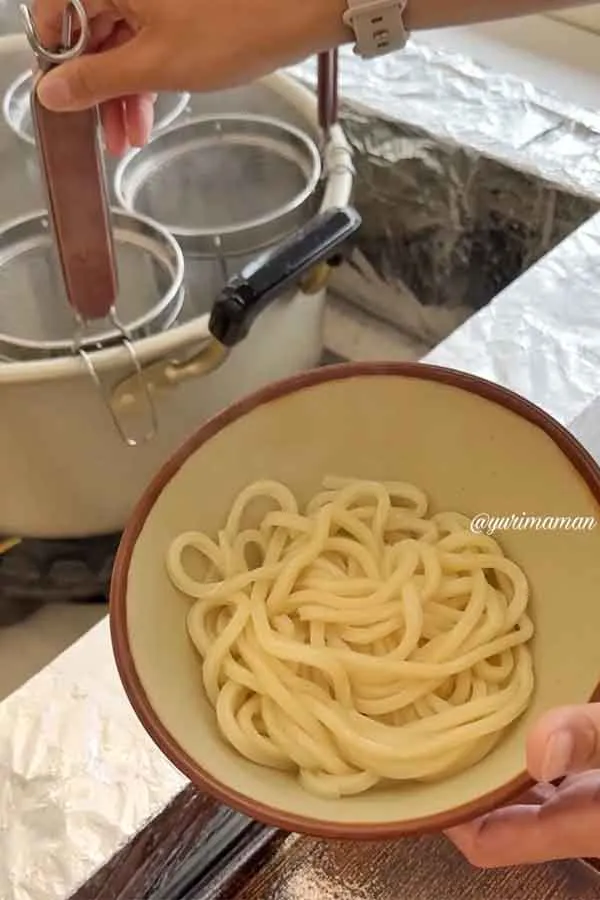 うどん山口｜あったかいうどんは自分で湯がくセルフサービス