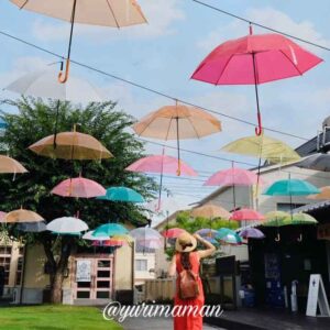 内子町アンブレラスカイ2025｜Nanzeに並ぶカラフルな傘の風景｜サムネイル画像