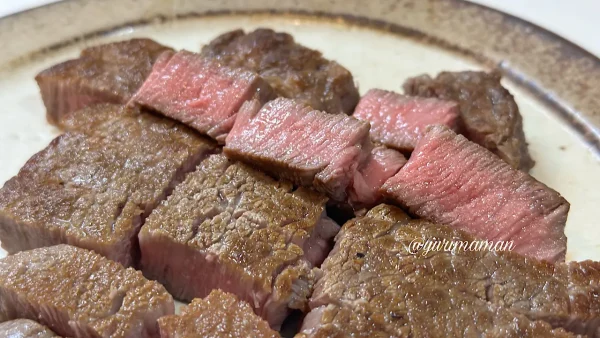 フライパンで焼いた 焼き上がった黒毛和牛ステーキ。真空パックされたお肉のジューシーな味わいが楽しめる