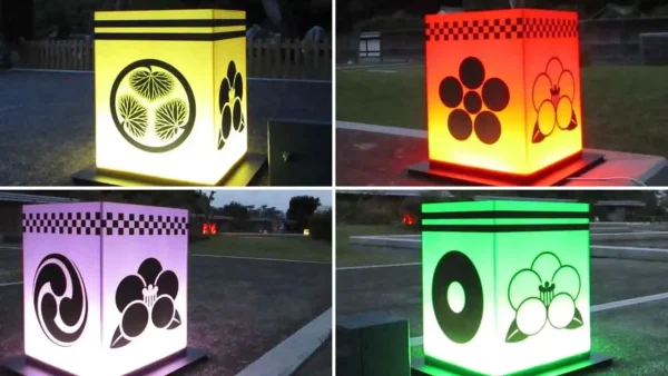 松山藩ゆかりの家紋入り行灯が並ぶ二之丸光の庭園2025のライトアップ演出