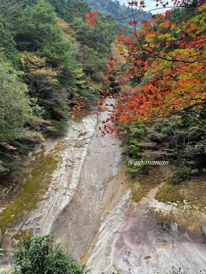 滑床渓谷_雪輪の滝_紅葉2