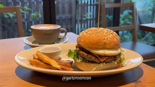 道後の町屋の人気メニュー湯のまちバーガー。国産牛と豚肉のパティとふわふわのバンズが特徴-1