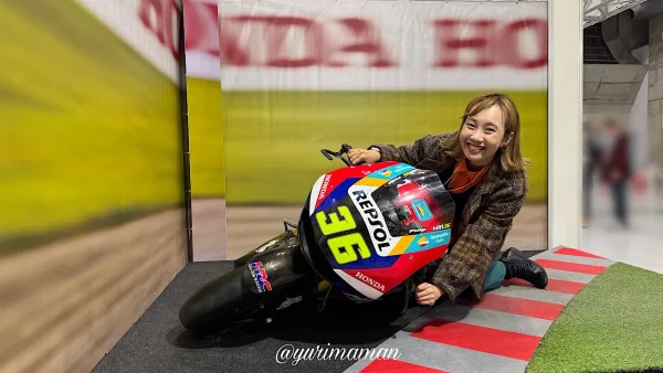 Enjoy Honda 2024のフォトスポットでバイクにまたがるゆりママん