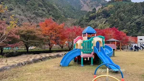 マイントピア別子の遊具エリアと色鮮やかな紅葉の風景