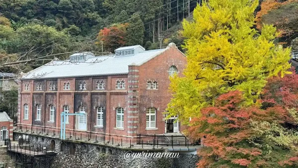 マイントピア別子の赤レンガ建物と紅葉のコントラストが美しい風景