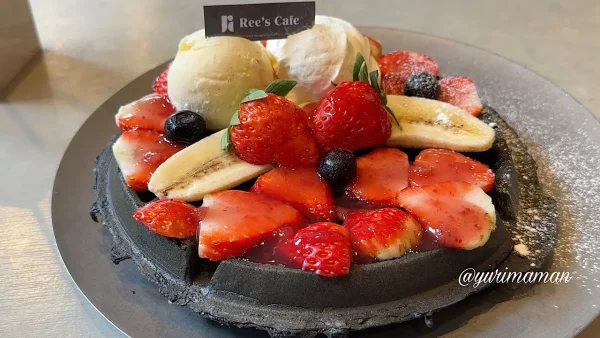 Ree's cafeの黒い竹炭ワッフルにいちごとバナナが豪華にトッピング（松山市）