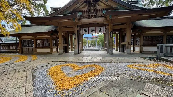 和霊神社の境内に描かれたハート型のイチョウアート