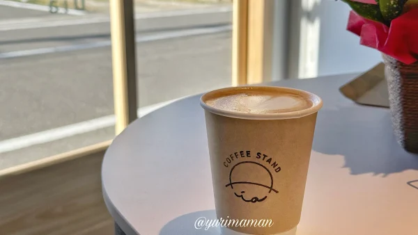 COFFEE STAND Díaの店内でコーヒーを