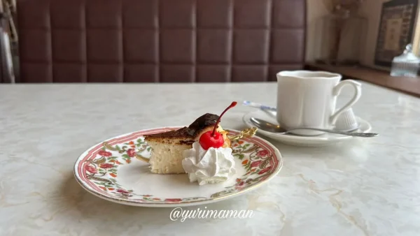 伊予市双海町にある喫茶ポパイの食後のデザート。濃厚な味わいのチーズケーキ。