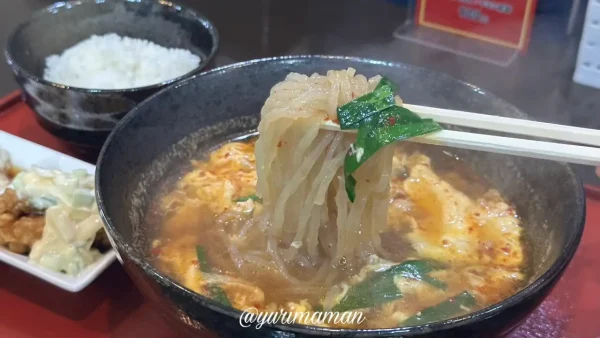 辛麺屋 纏のこんにゃく麺はヘルシーでしっかりとした食感