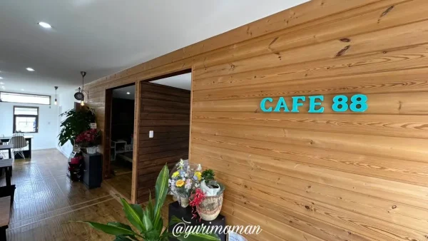 Cafe88（カフェハチハチ）松山市三津浜｜沖縄の海をイメージしたティファニーブルーがアクセントに