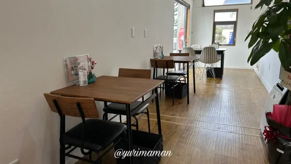 Cafe88（カフェハチハチ）松山市三津浜にオープンしたトレーラーカフェの内観1