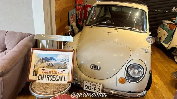 新居浜「Chiroe's cafe」に展示されているスバル360