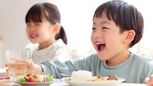 おいしそうに食事をする子どものイメージ