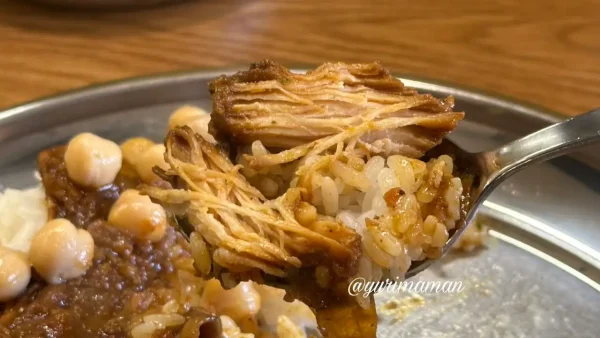 松山プネウマカレーのチキンカレーお肉がほろほろしてやわらかい