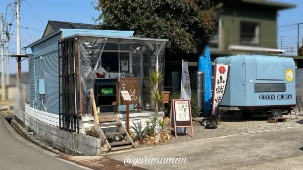 新居浜にオープンしたテイクアウト専門の鶏料理店「鳥鶏×CHICKEN CHICKEN」の外観