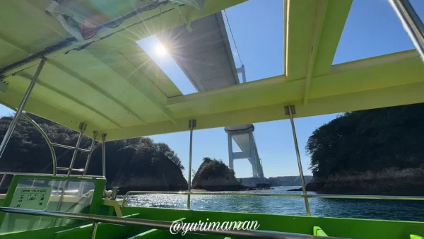 遊覧船が来島海峡大橋の下を通過する迫力の瞬間。橋の構造を間近で見ることができる。