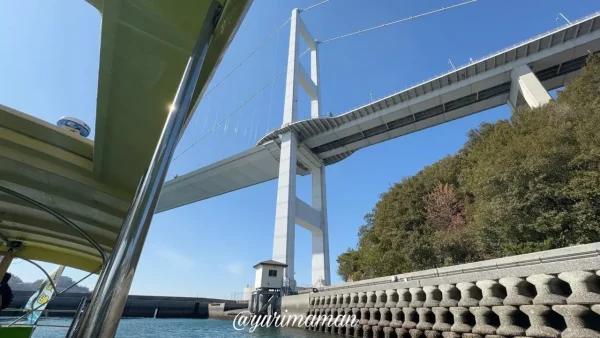 馬島にある来島海峡大橋の主塔_遊覧船からの眺め