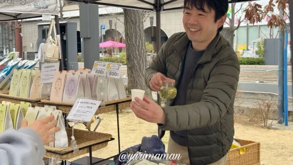 脇製茶場のスタッフが、新宮茶の試飲販売をしている様子