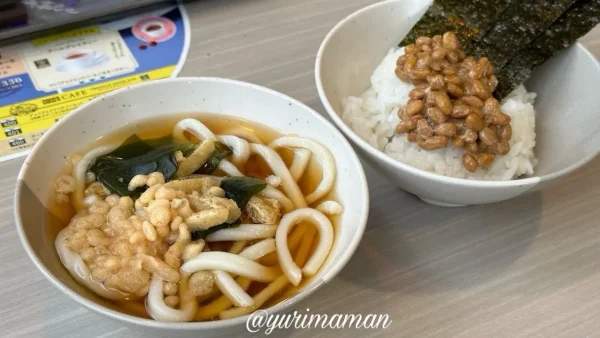 ココスのモーニングバイキングのうどんと納豆ごはん