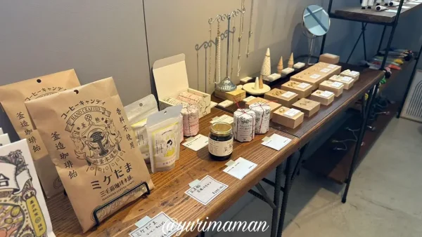 アカリスタンド（西予市）店内の雑貨コーナー1