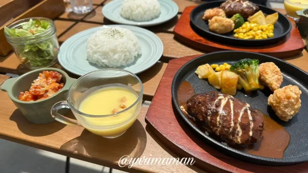アロハテラスのメニュー、鉄板ハンバーグランチのプレート1