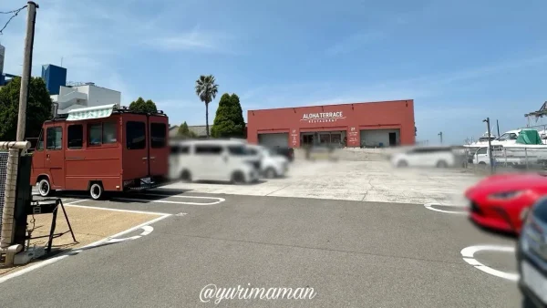 松山市北条にオープンしたアロハテラスの駐車場