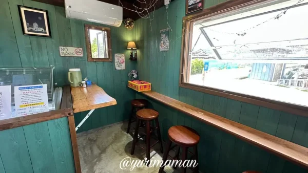 たこ焼き屋「あさぎいろ」の店内カウンター席（今治市朝倉）