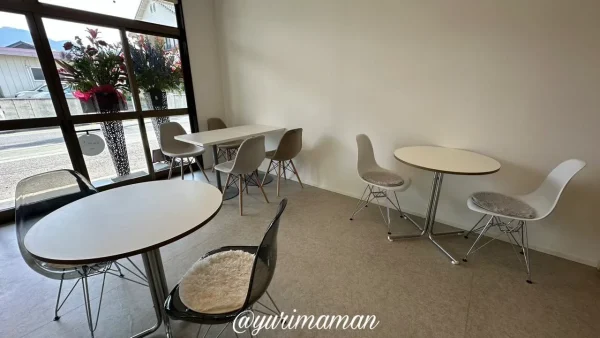 西条市小松町にオープンしたカフェ「cafe Bloom」内観
