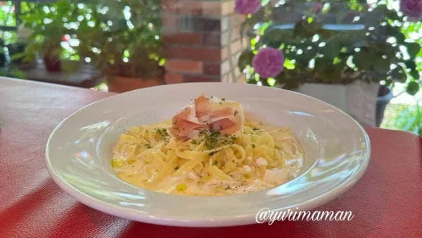 今治市グラッチャーノのバラを眺めながら楽しむ生ハムのクリームパスタ