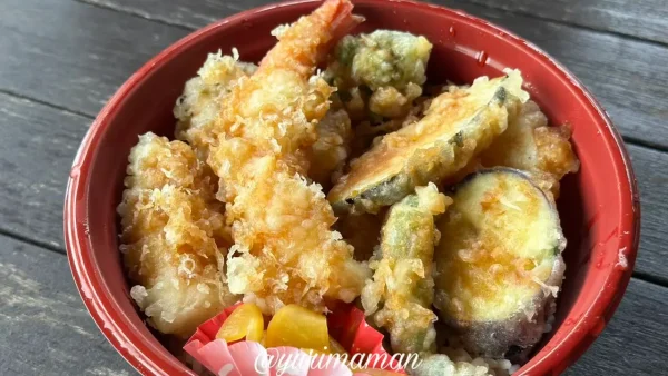 伊予市「日吉」のテイクアウト天丼。えび・いか・旬野菜の天ぷらがのったボリューム満点の丼ぶり1