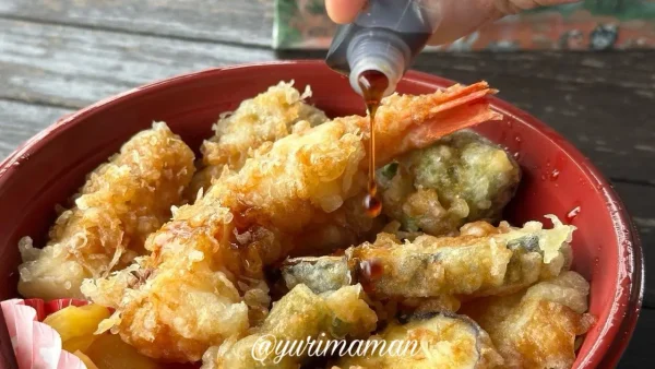 伊予市「日吉」のテイクアウト天丼。えび・いか・旬野菜の天ぷらがのったボリューム満点の丼ぶり2