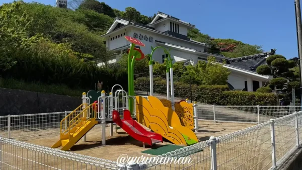 2025年今治市かわら館バラ園の隣に新しく設置されたバラモチーフの遊具1