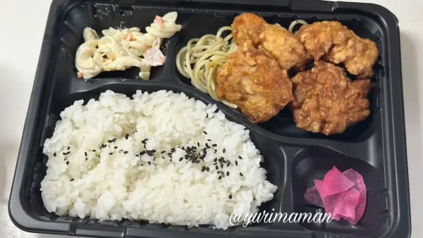 ラムー伊予三島店の名物「唐揚げ弁当」。198円でお手頃価格。