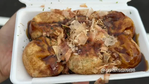 ラ・ムーの100円たこ焼き（名物）