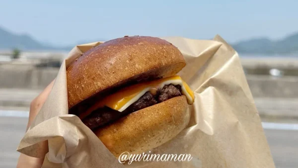 NICE TOUCH BURGERの外の席は海が見える特等席
