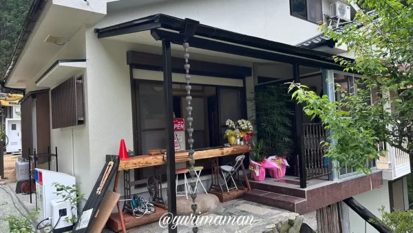 久万高原町の自然に囲まれたNinepyの外観
