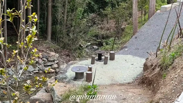 久万高原町・Ninepyの川沿いテラス席｜せせらぎが心地よい静かなスポット