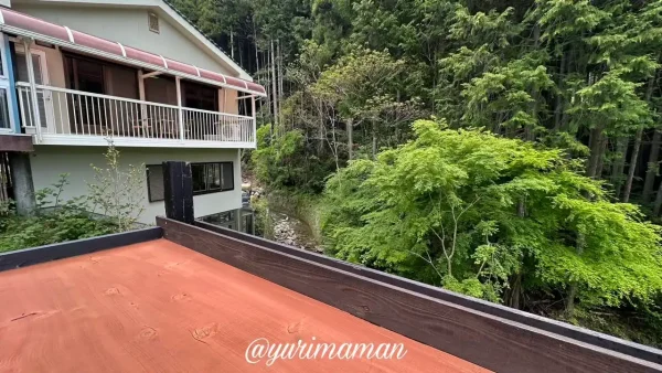 久万高原町・Ninepyのウッドデッキ風テラス席2