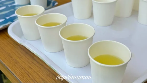 霧の森お茶まつり2025_新茶即売会で茶葉の試飲をしている様子