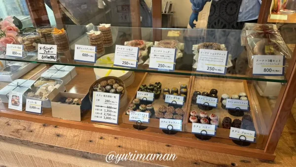 bake shop offrir（松山市銀天街近く）カヌレが並ぶショーケース