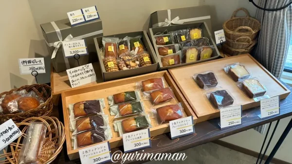 bake shop offrir（松山市銀天街近く）焼き菓子が種類豊富に並ぶ